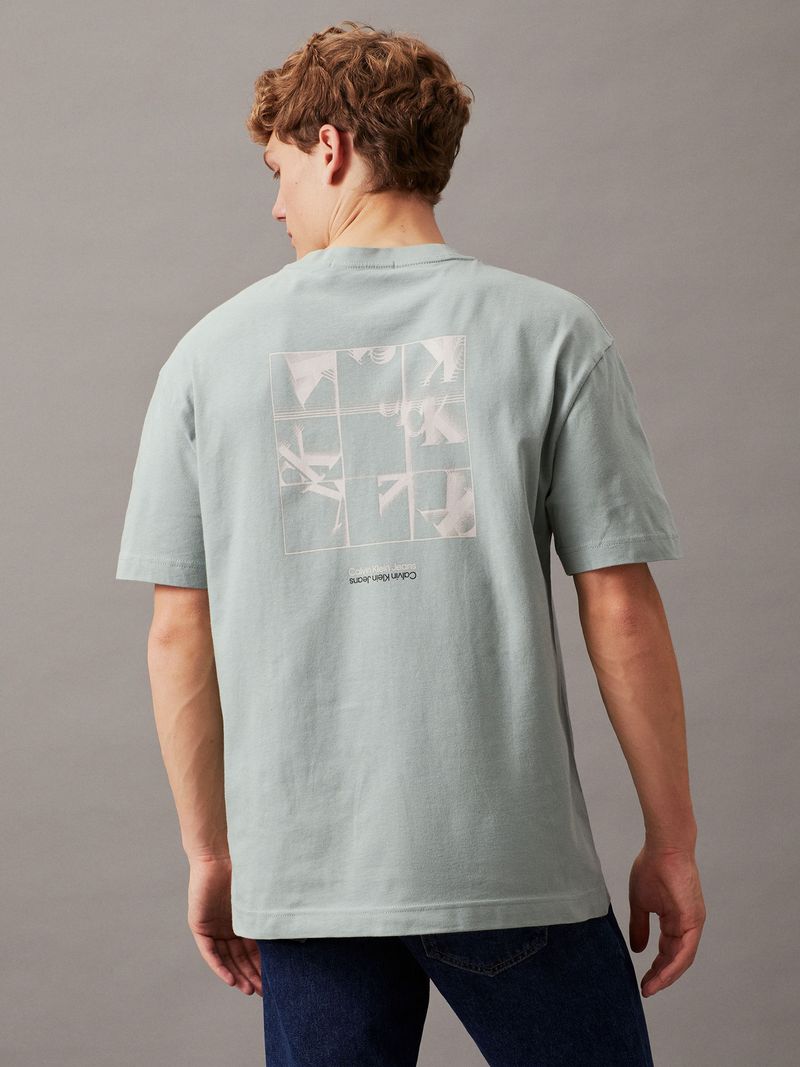 Playera-holgada-con-logo-en-la-parte-trasera