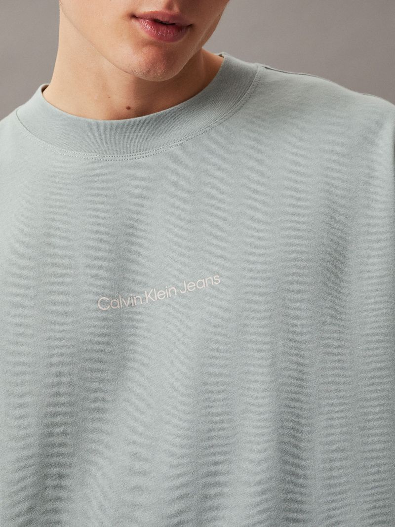 Playera-holgada-con-logo-en-la-parte-trasera