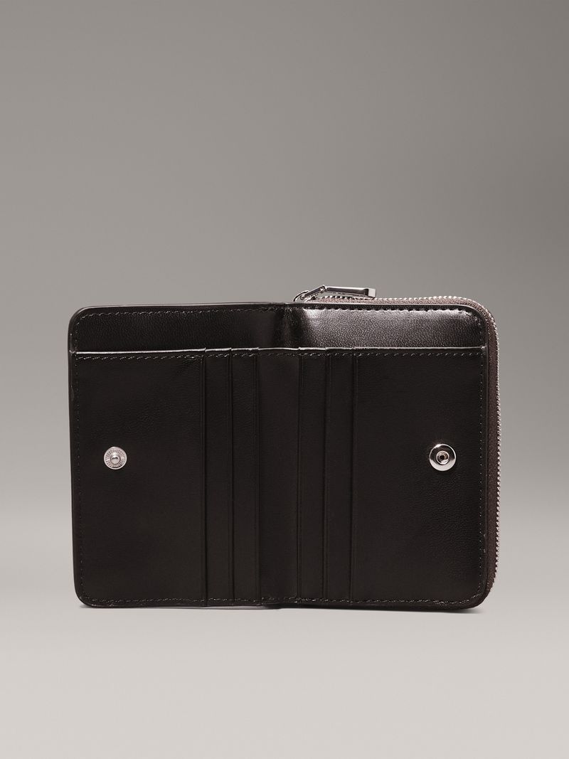 Billetera-con-zipper-metalica-en-el-contorno