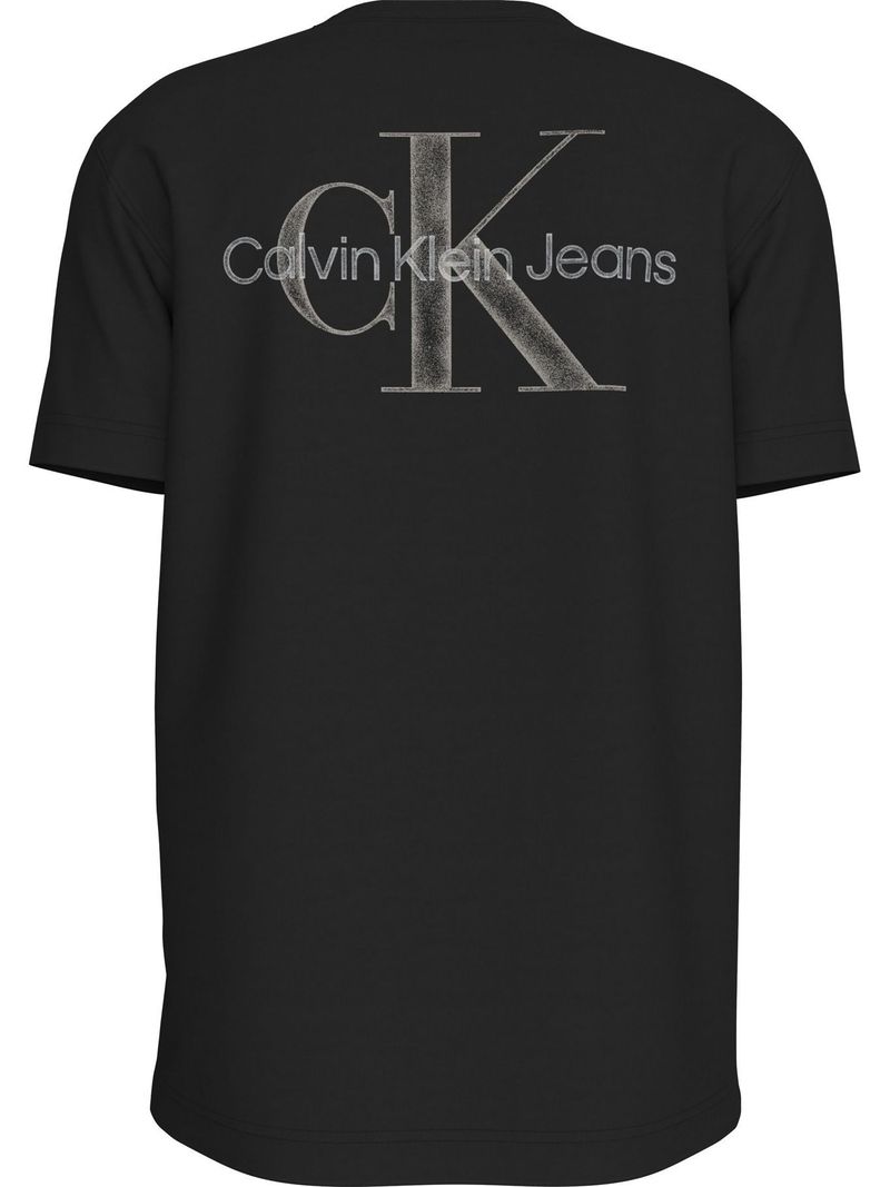 Playera-con-logotipo-en-la-espalda