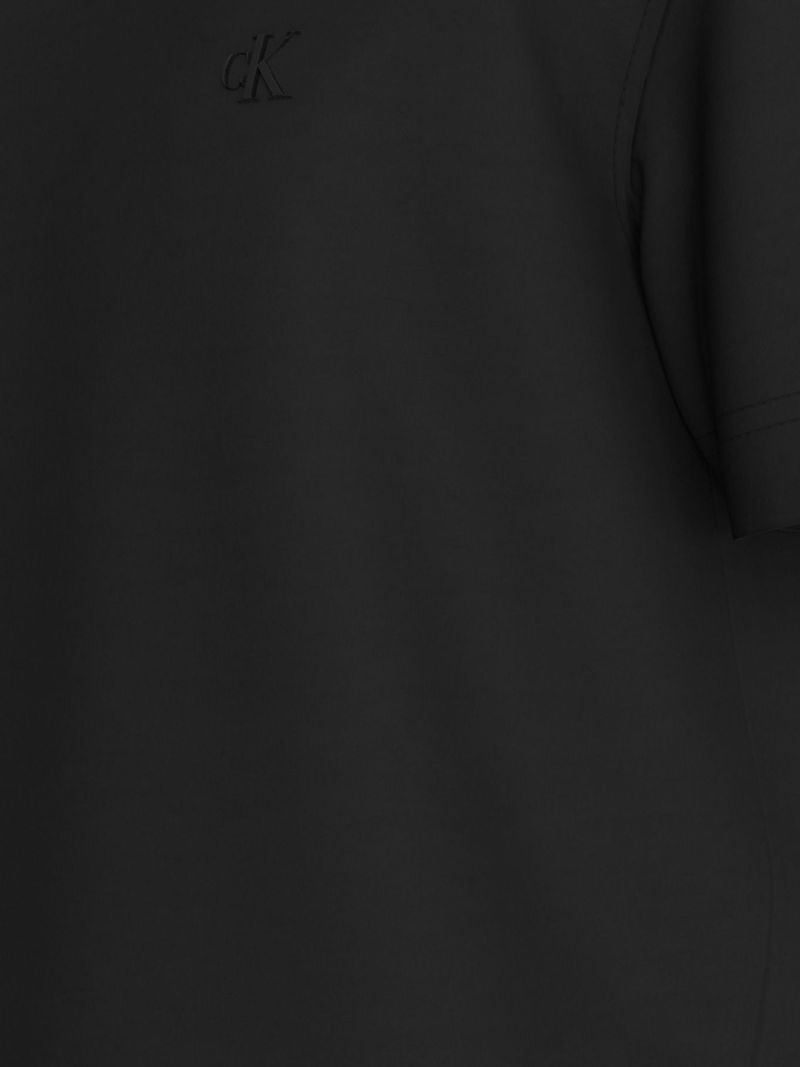 Playera-con-logotipo-en-la-espalda