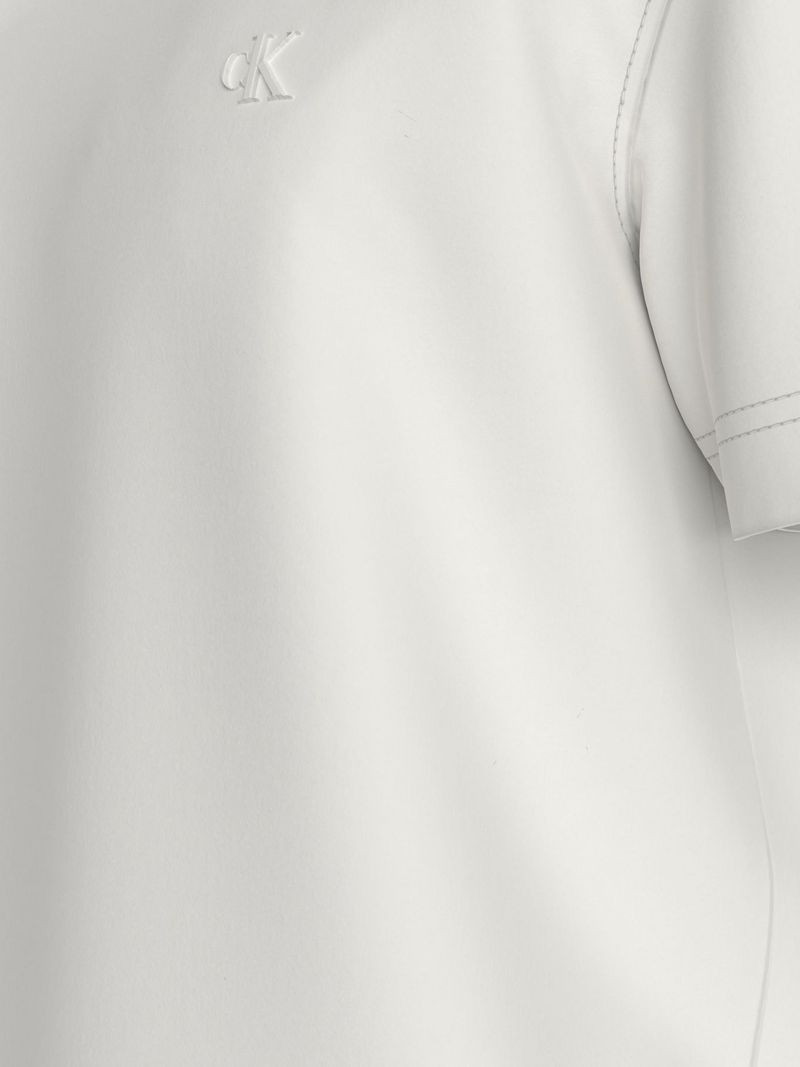 Playera-con-logotipo-en-la-espalda