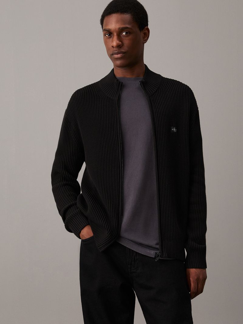 Sueter-con-zipper-y-etiqueta-tejida