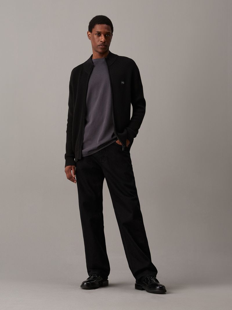 Sueter-con-zipper-y-etiqueta-tejida