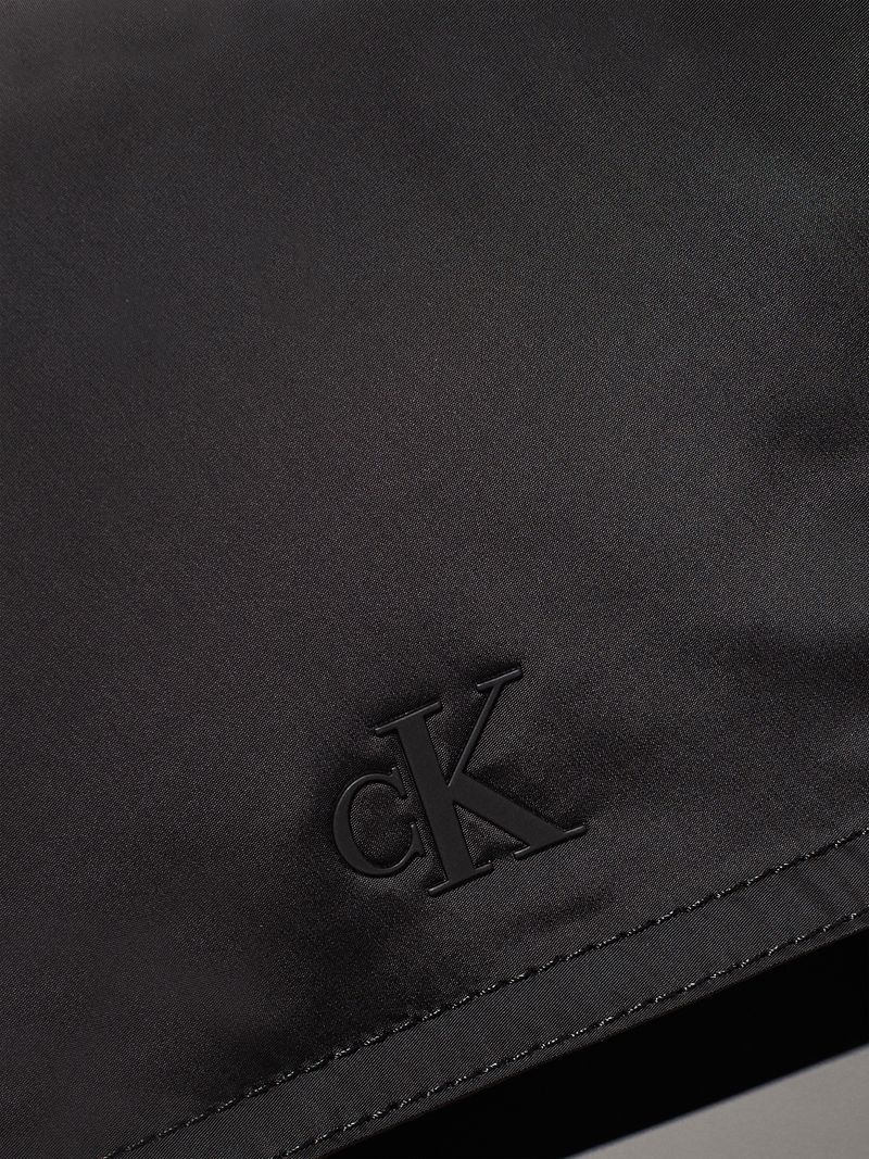 Bandolera-con-monograma-tonal