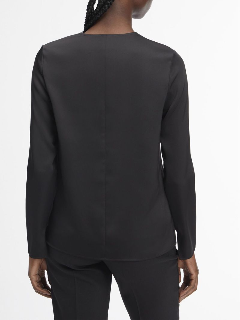 Blusa-ligera-de-saten-mangas-largas