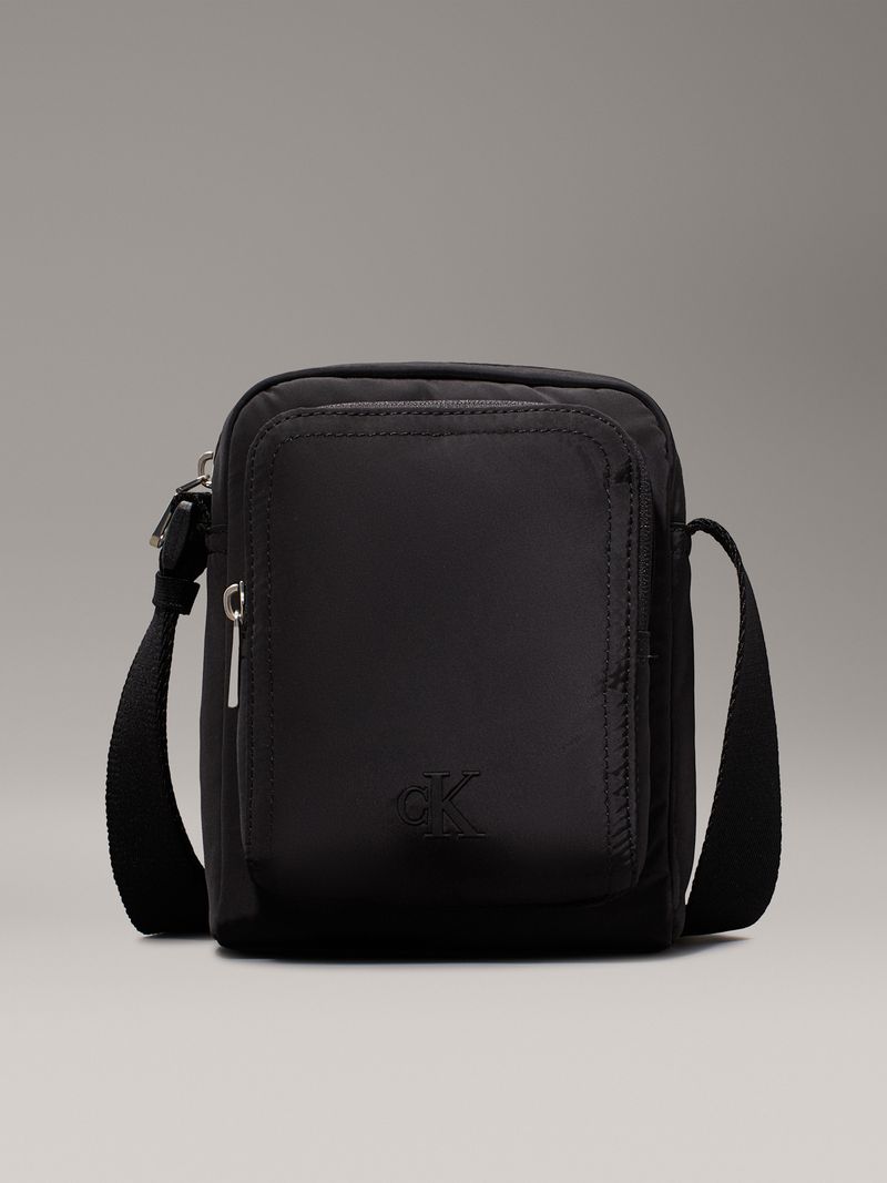 Bolso-reporter-con-monograma-en-relieve-
