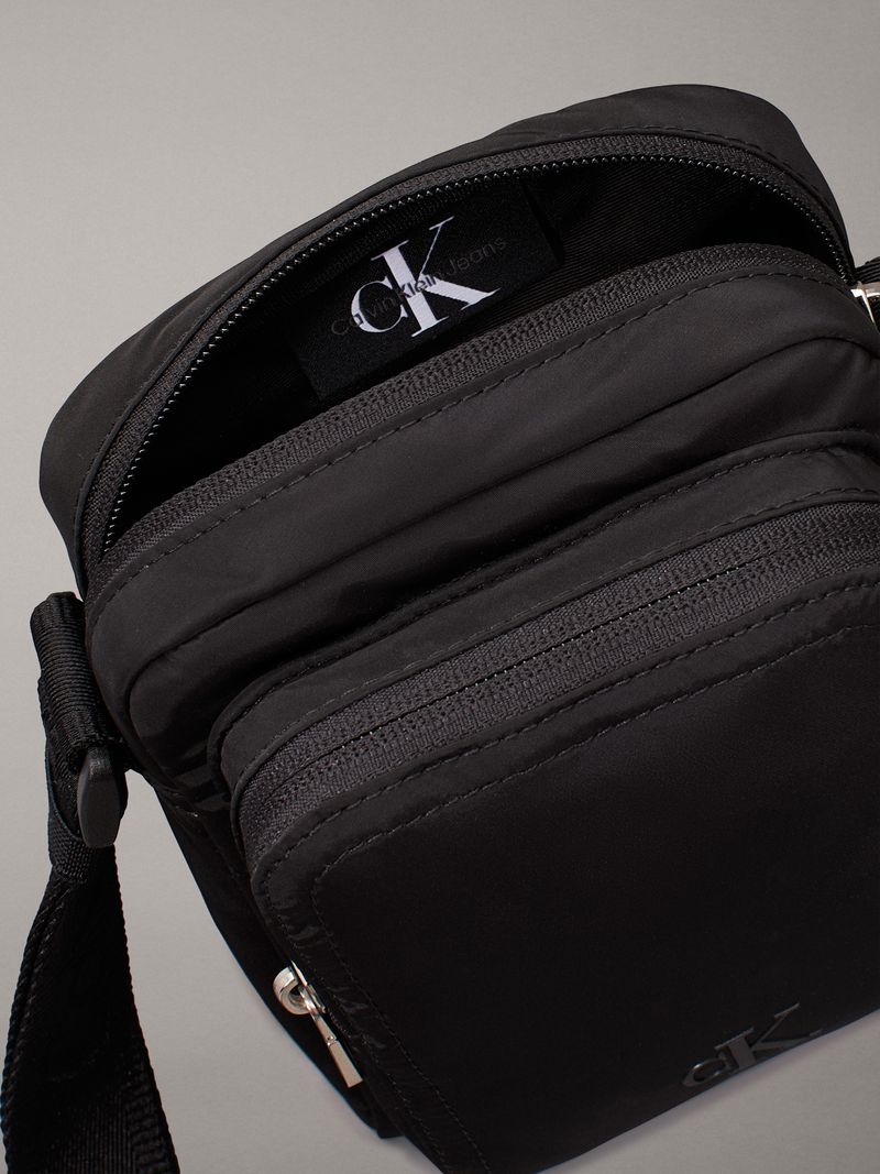 Bolso-reporter-con-monograma-en-relieve-