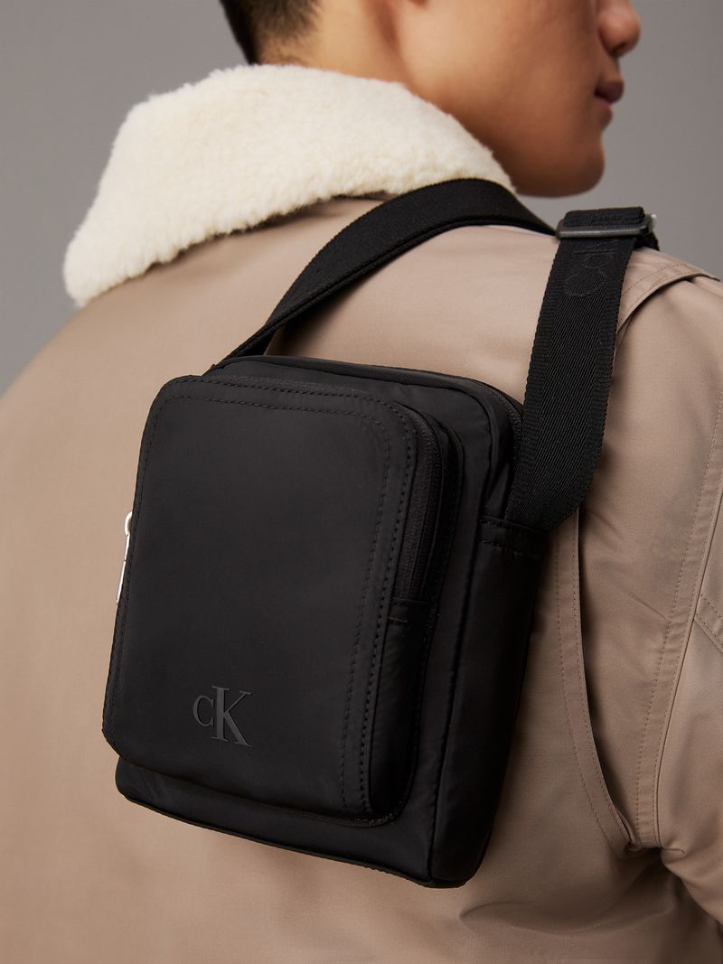 Bolso-reporter-con-monograma-en-relieve-