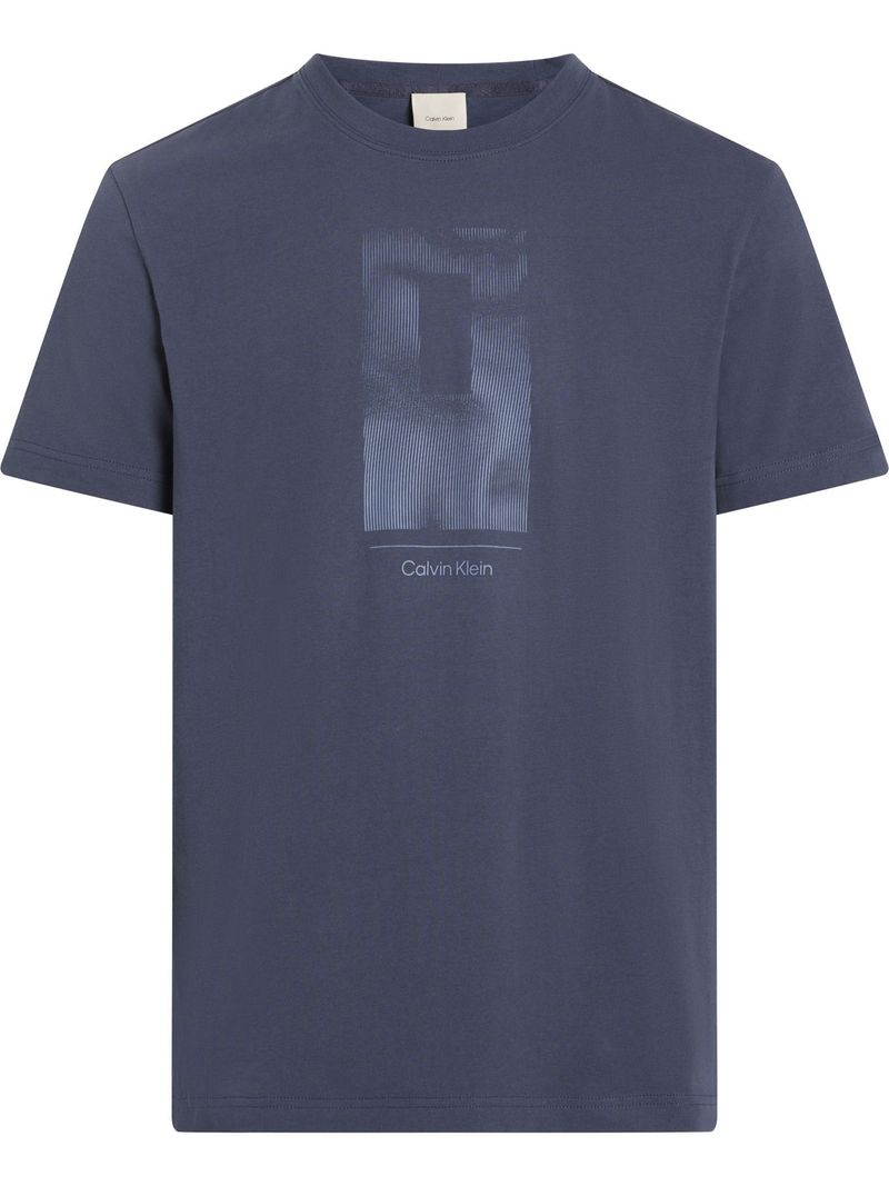Playera-con-grafico-de-lineas-verticales
