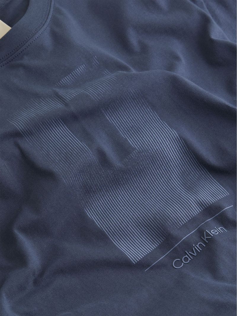 Playera-con-grafico-de-lineas-verticales