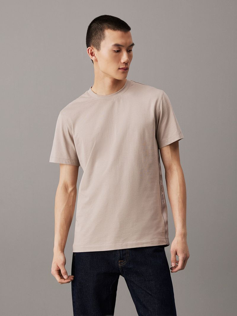Playera-con-logo-en-la-cinta