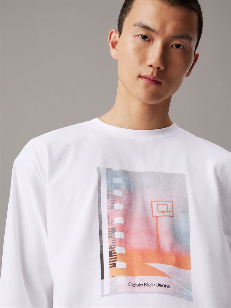 Playera-de-manga-larga-con-estampado-grafico