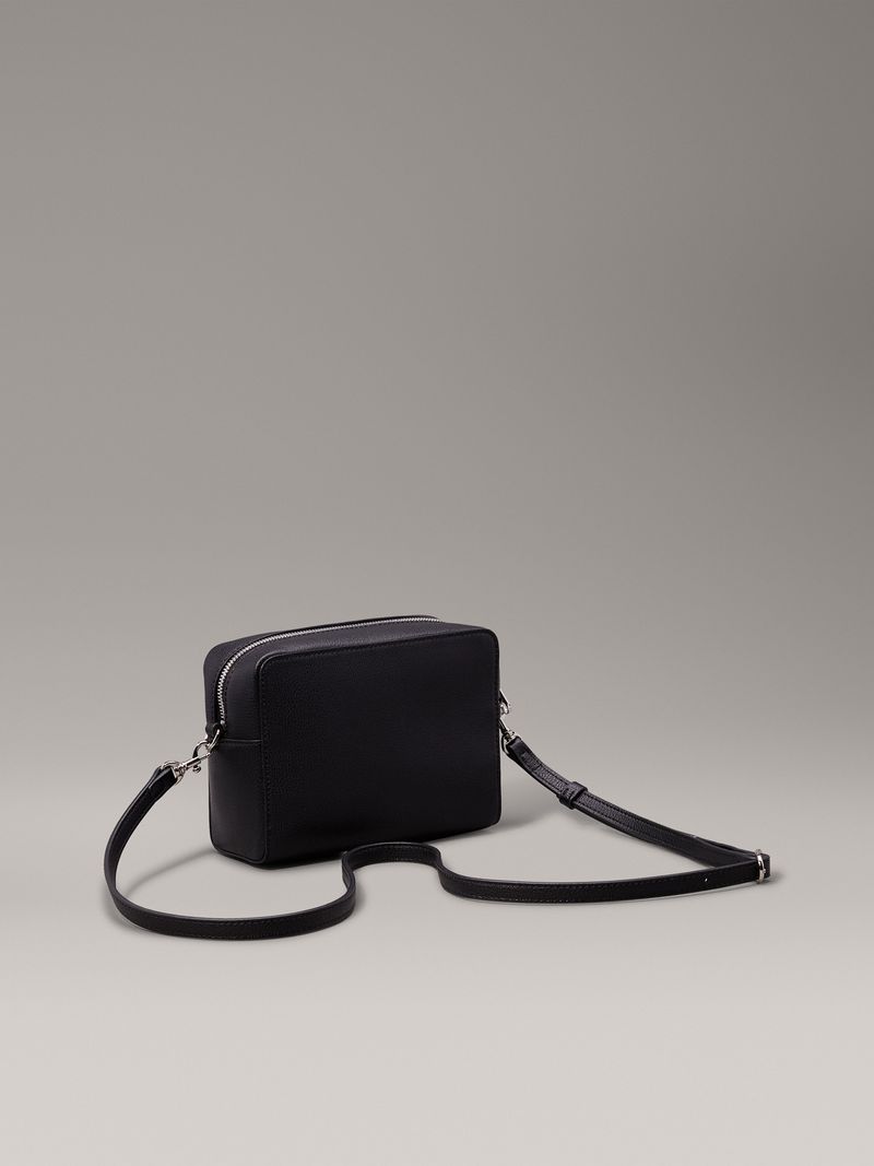 Bandolera-con-monograma-metalico