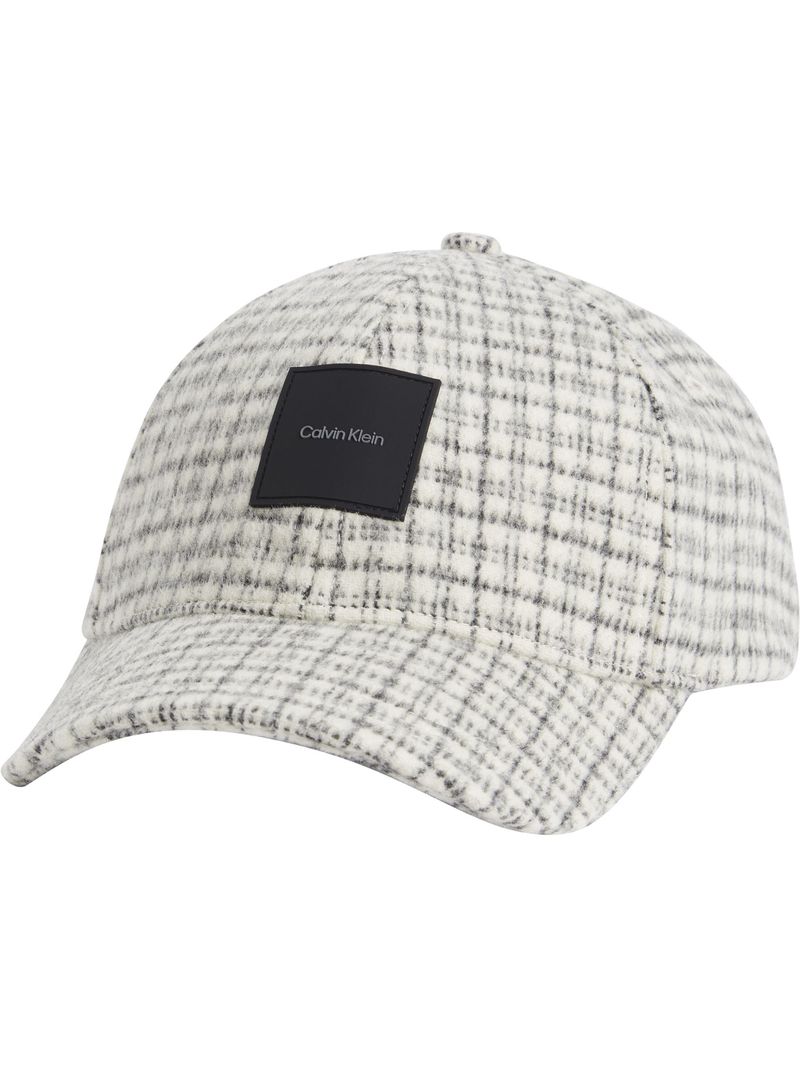 Gorra-a-cuadros-con-parche