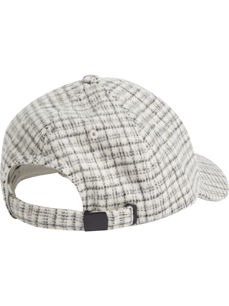 Gorra-a-cuadros-con-parche