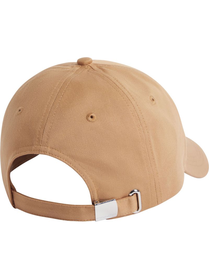 Gorra-con-monograma-bordado