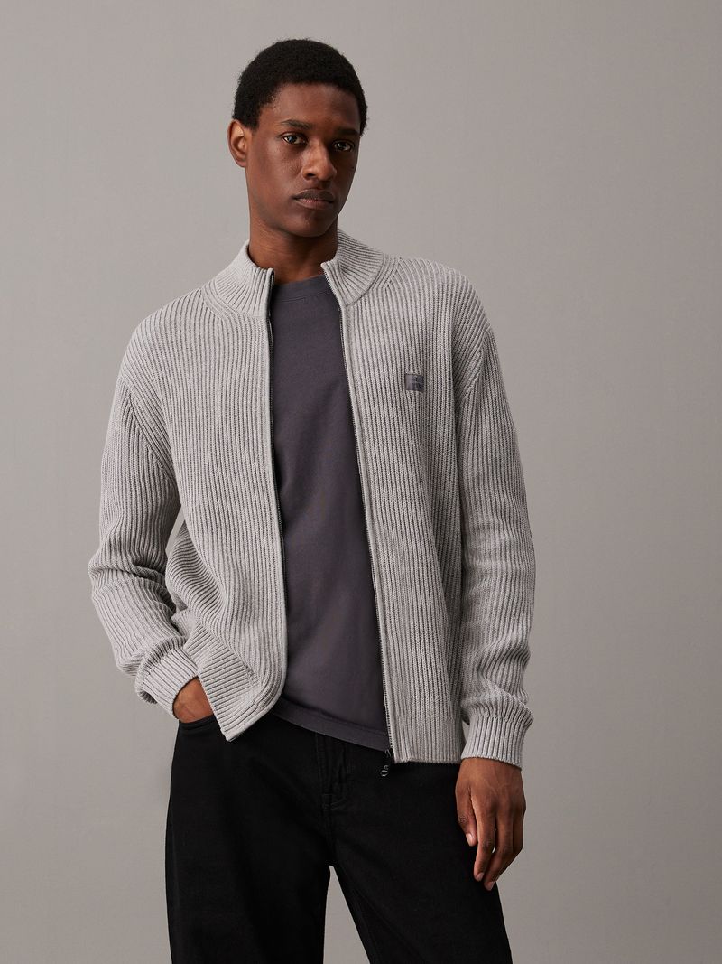 Sueter-con-zipper-y-etiqueta-tejida