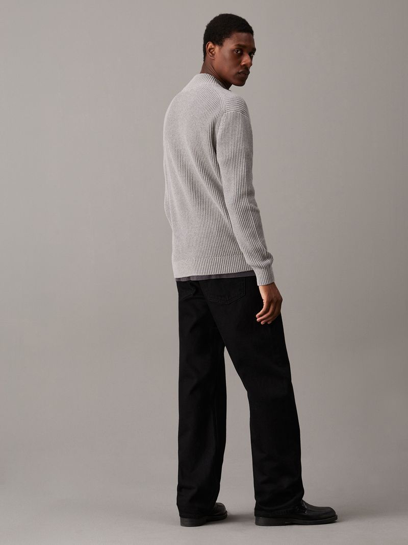 Sueter-con-zipper-y-etiqueta-tejida