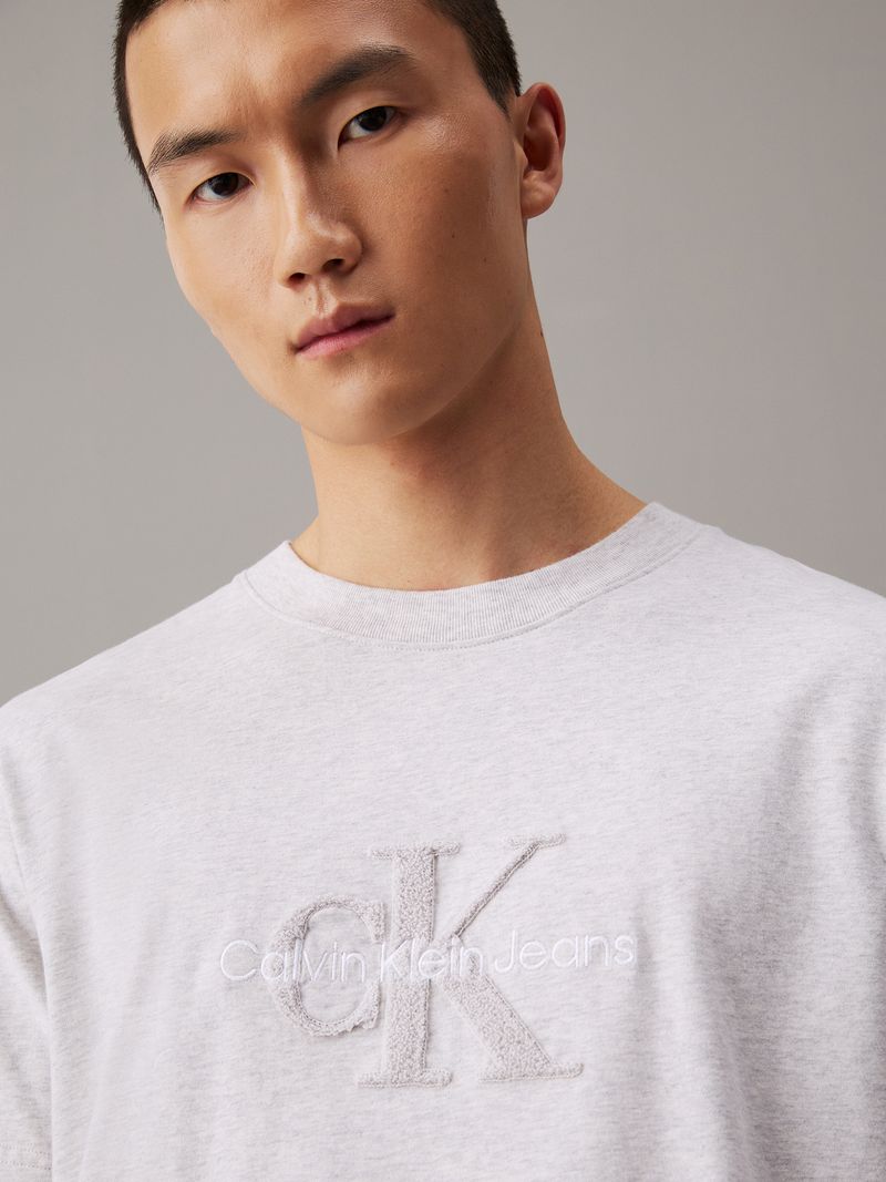 Playera--de-chenille-con-monograma