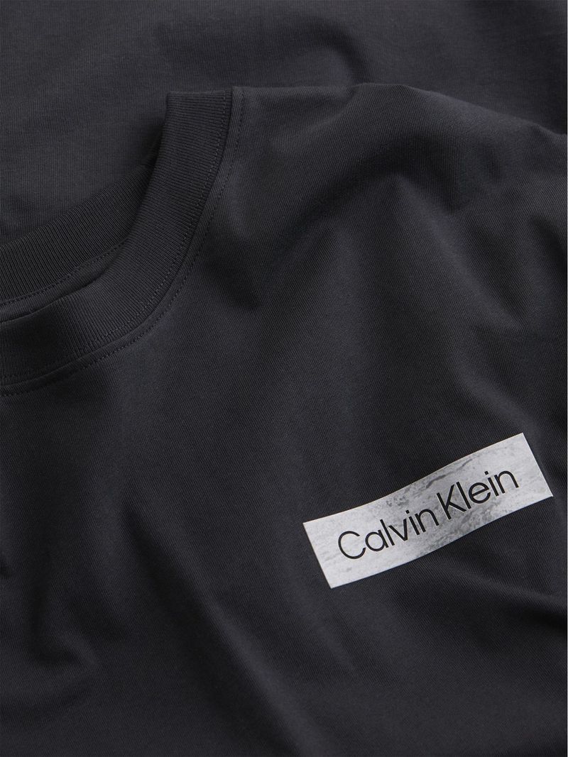 Playera-manga-larga-con-logotipo-en-relieve