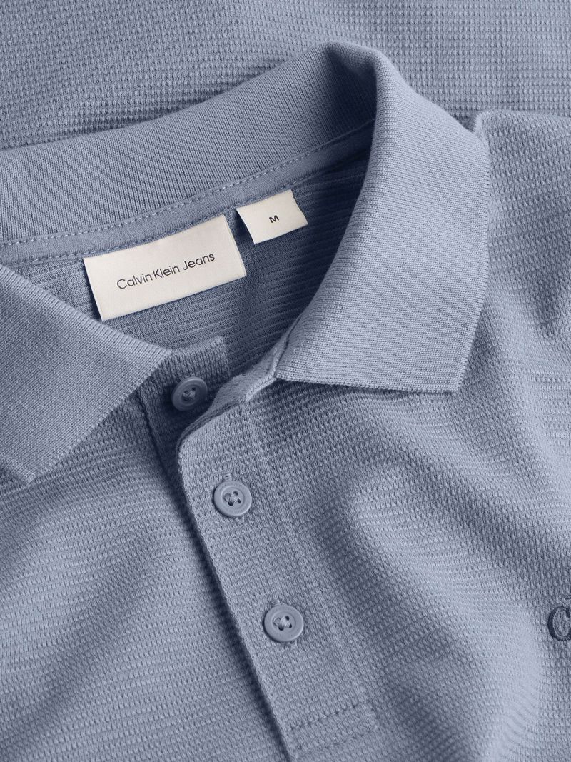 Polo-textured-con-monograma