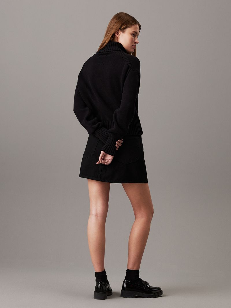 Sueter-de-cuello-alto-con-monograma