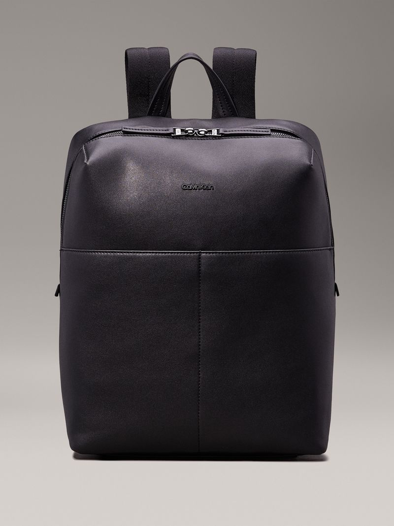 Mochila-cuadrada-essential