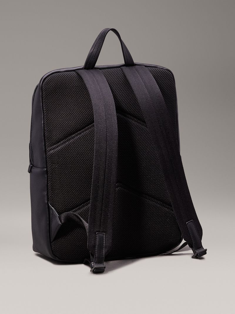 Mochila-cuadrada-essential