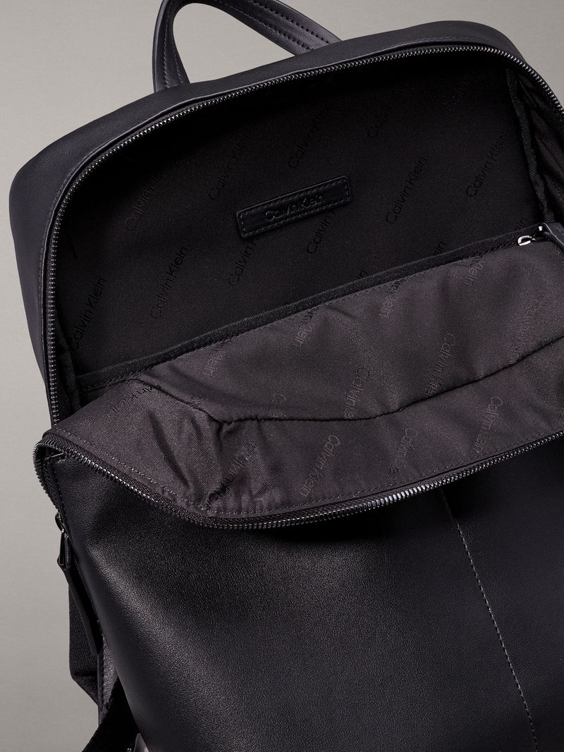 Mochila-cuadrada-essential