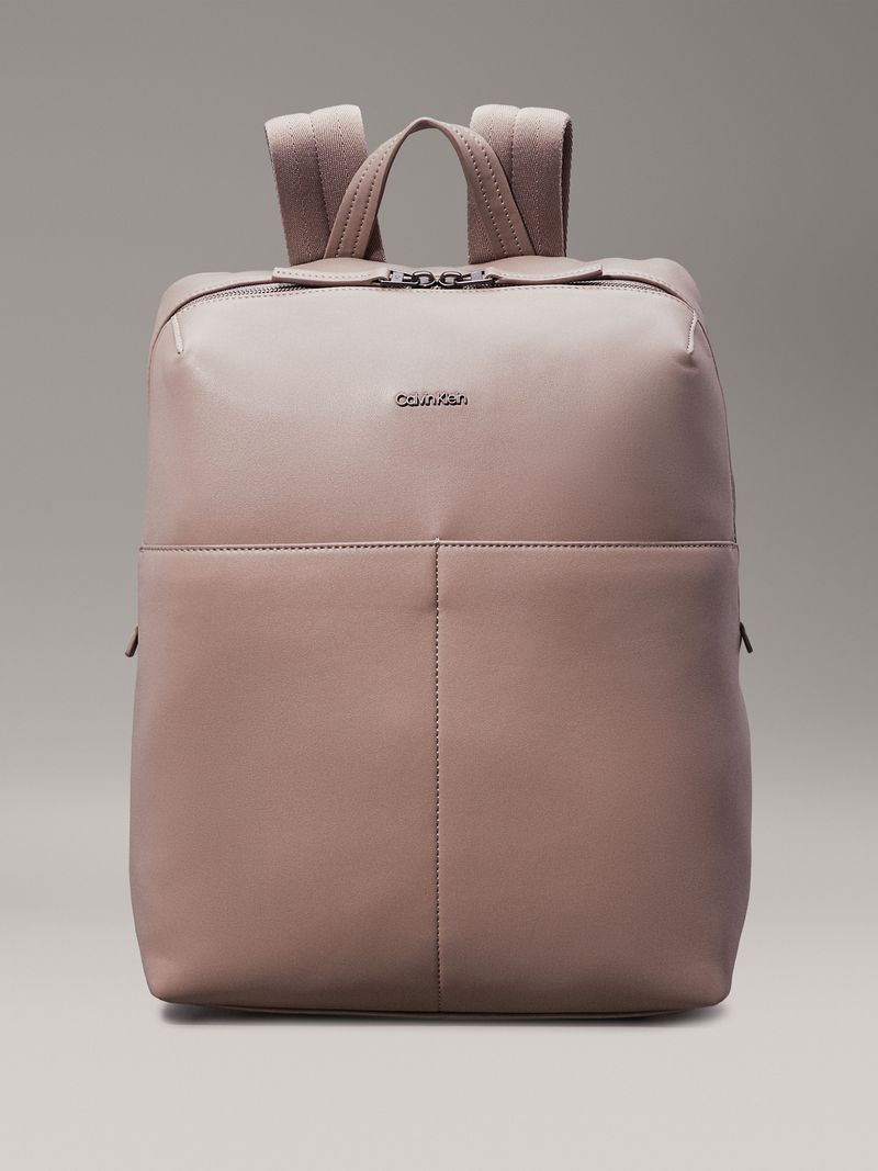 Mochila-cuadrada-essential