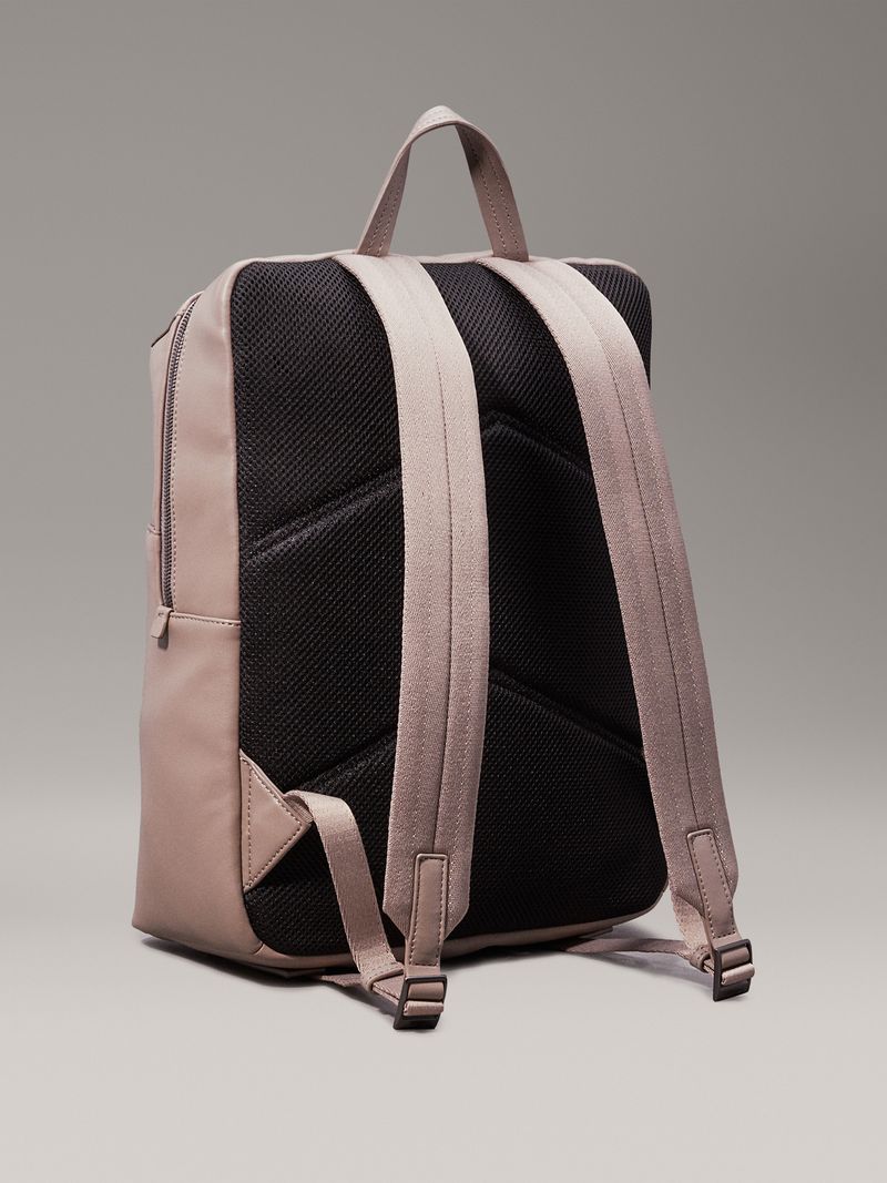 Mochila-cuadrada-essential