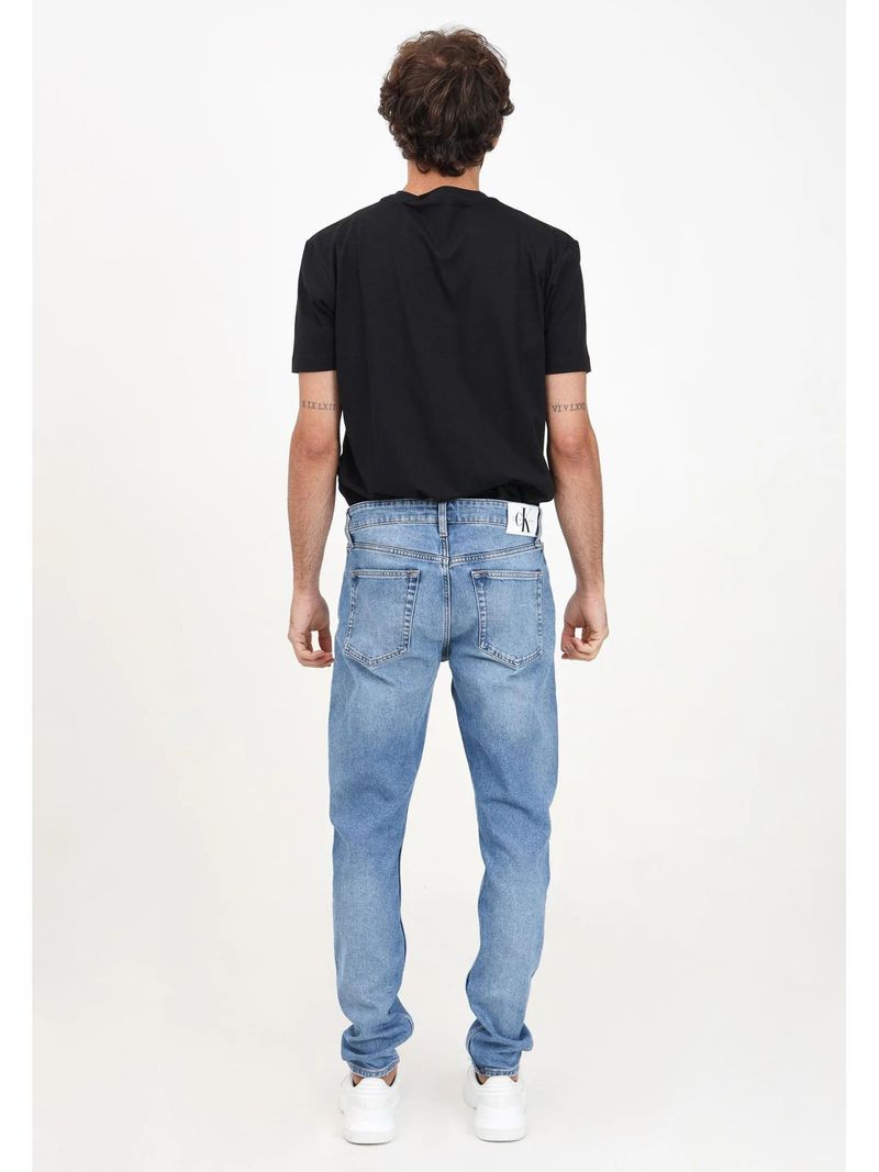 Jeans-slim-taper-con-efecto-desteñido