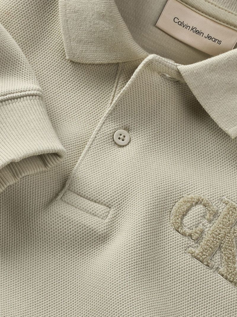 Sudadero-estilo-polo-con-monograma-bordado