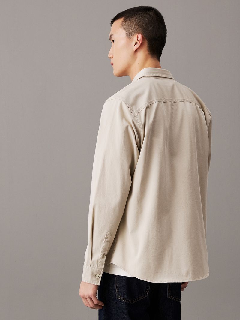 Camisa-con-etiqueta-tejida