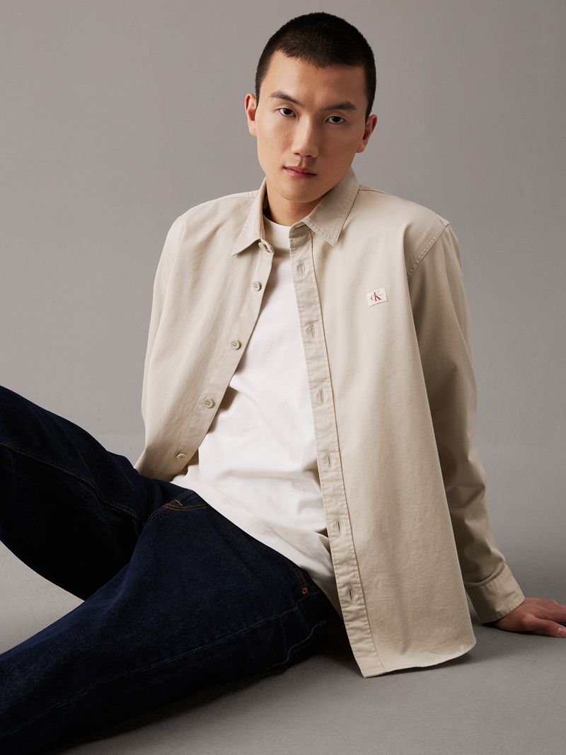 Camisa-con-etiqueta-tejida