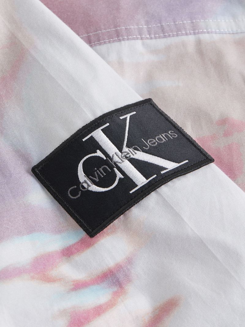 Camisa-manga-corta-con-estampado-difundido