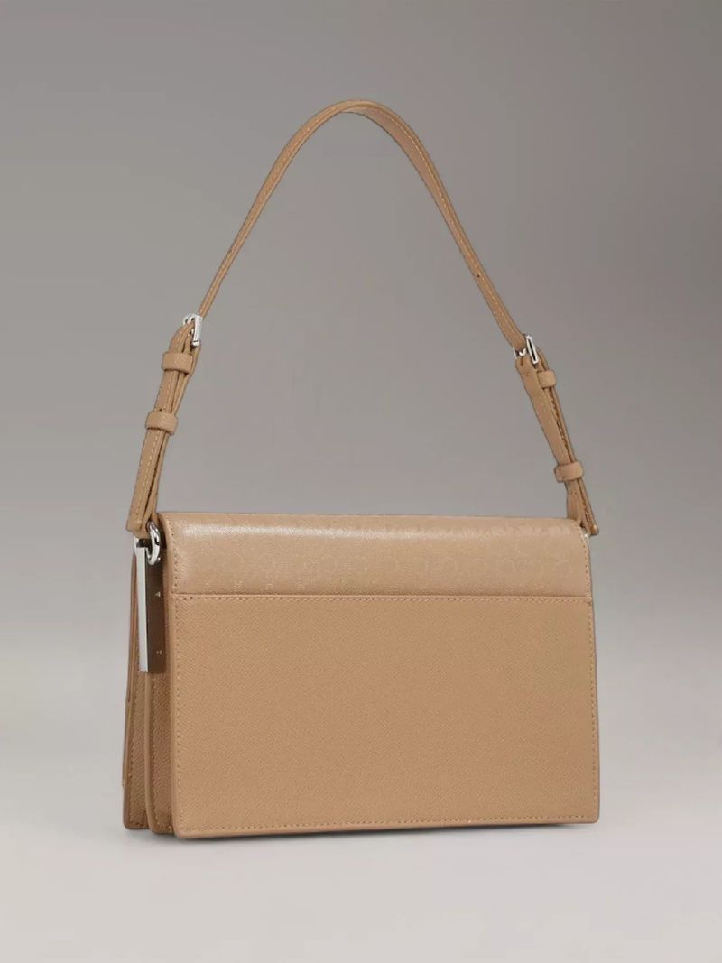 Cartera-de-hombro-elongated-con-monograma