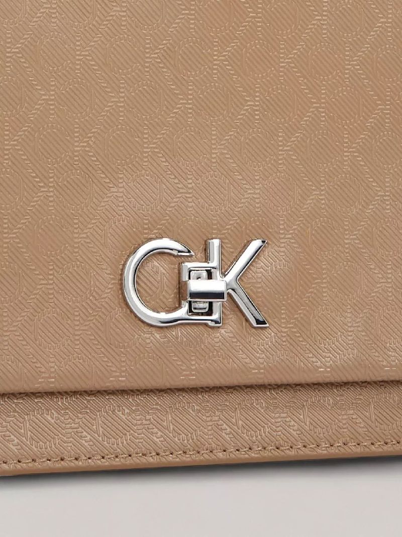 Cartera-de-hombro-elongated-con-monograma