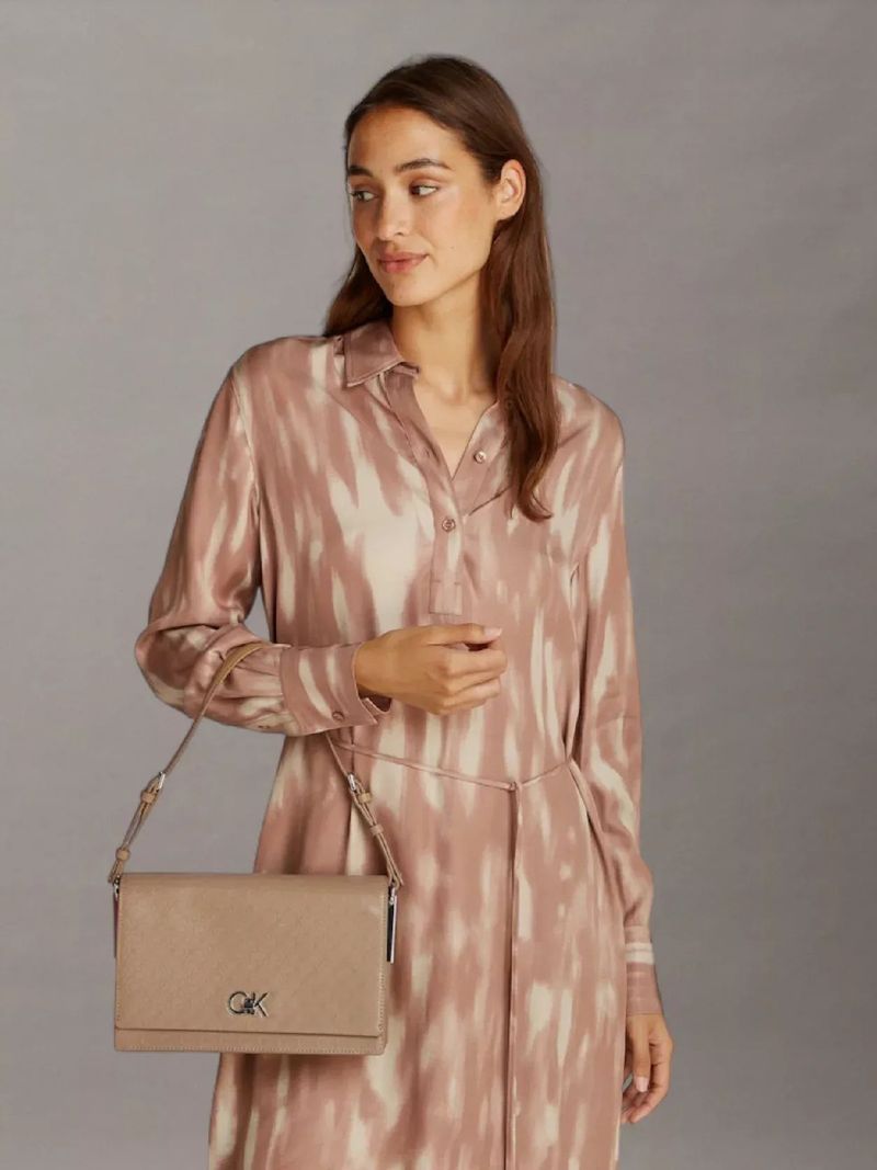 Cartera-de-hombro-elongated-con-monograma