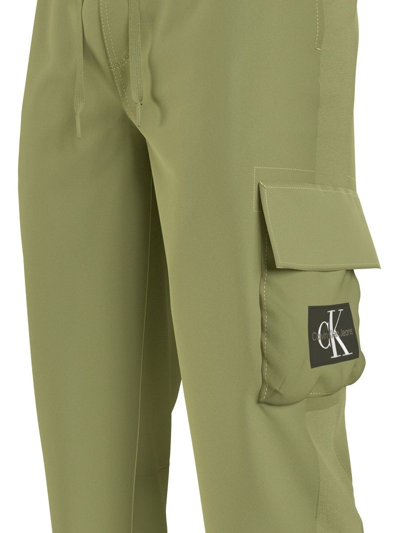 Pantalon-badge-con-bolsillo-cargo