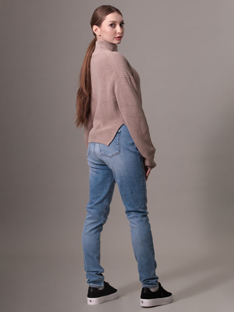 Sueter-chunky-relaxed-con-cuello-alto