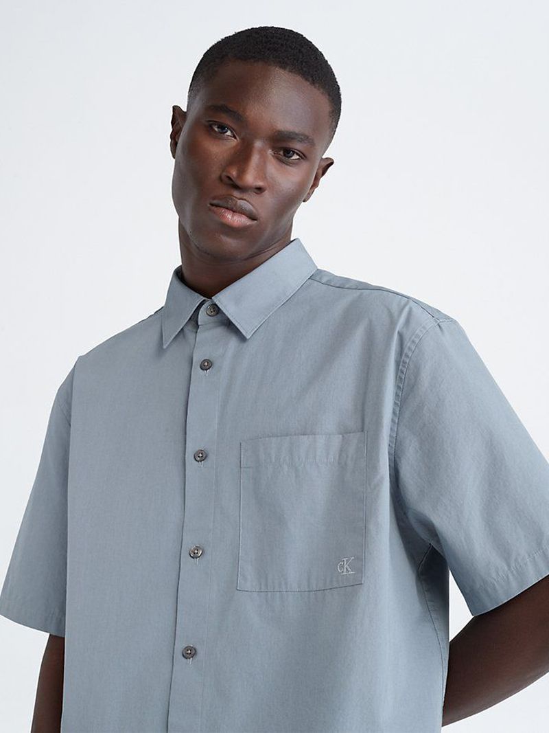 Camisa-manga-corta-sencilla-y-solida-con-logo