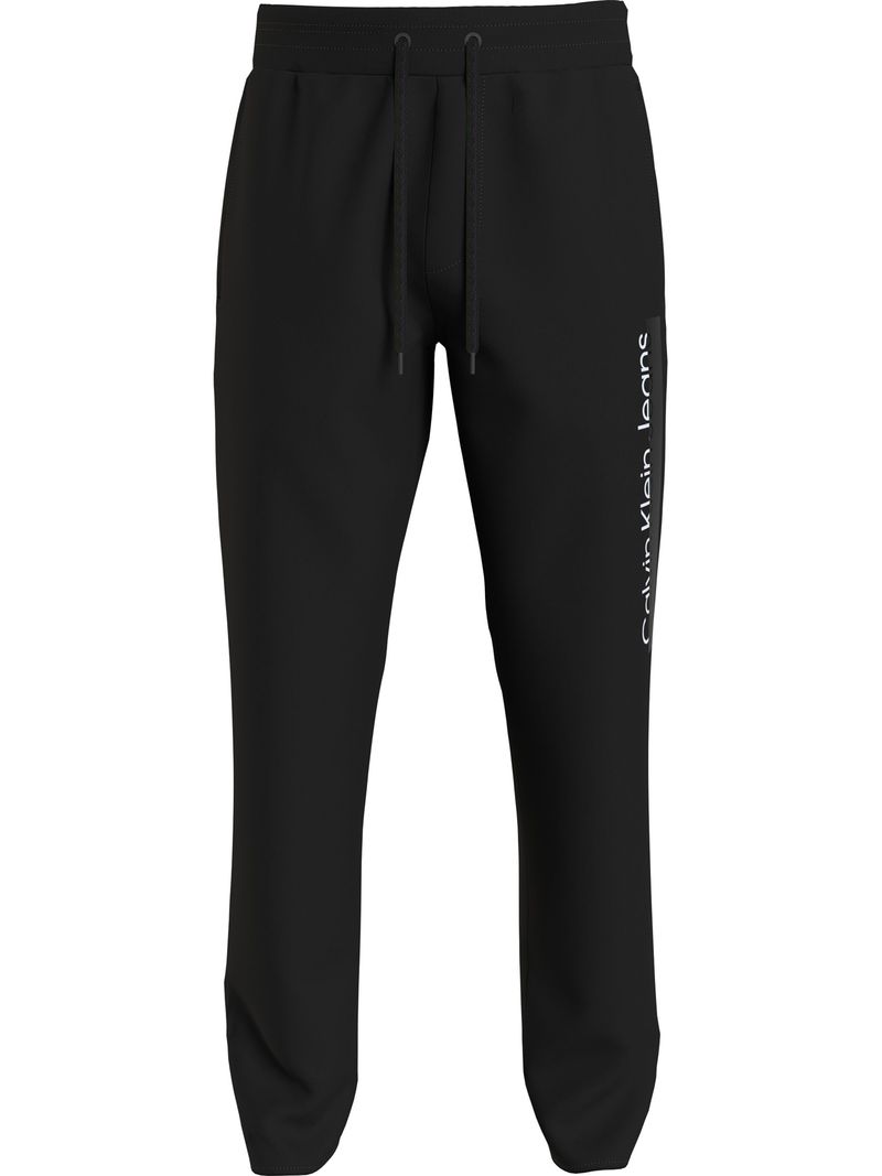 Jogger-con-logo-en-relieve