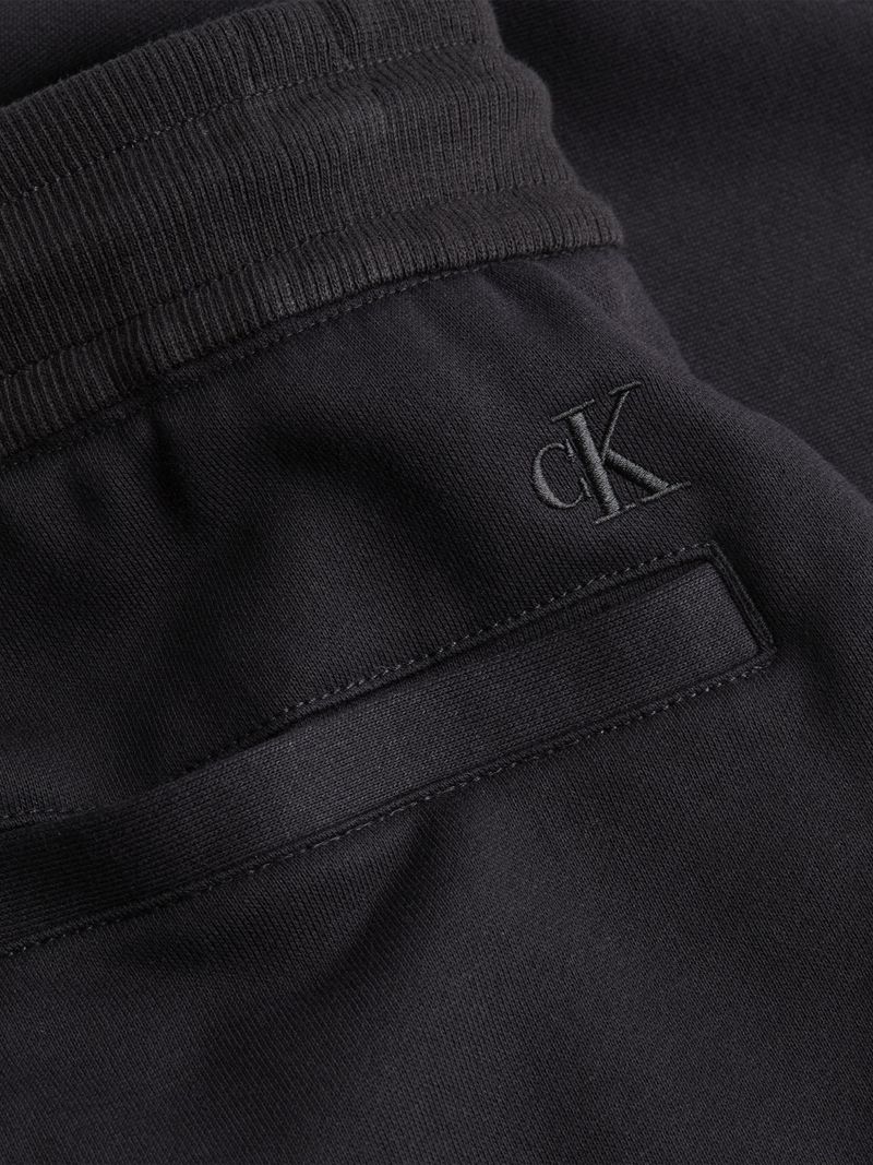 Jogger-con-logo-en-relieve
