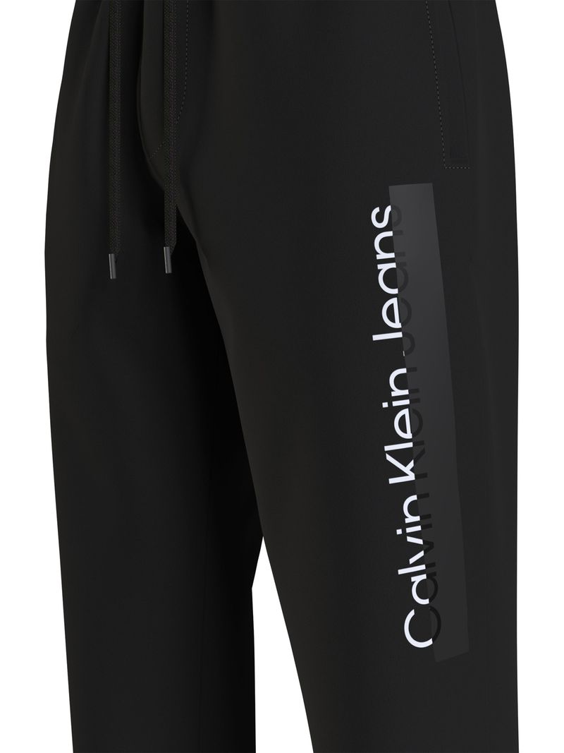 Jogger-con-logo-en-relieve