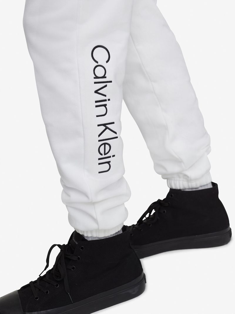 Jogger-de-algodon-con-logo-bordado