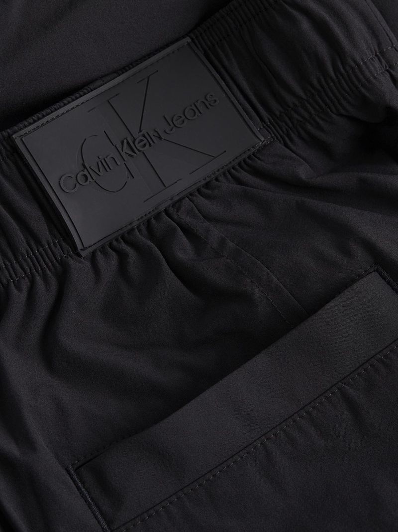 Pantalon-cargo-tapered-de-nailon-reciclado