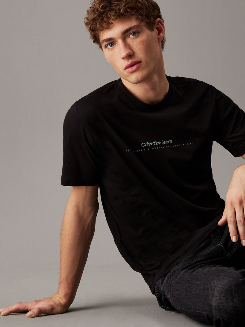 Playera-con-logo-pequeño