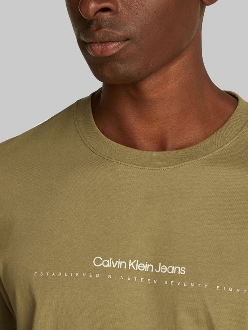Playera-con-logo-pequeño